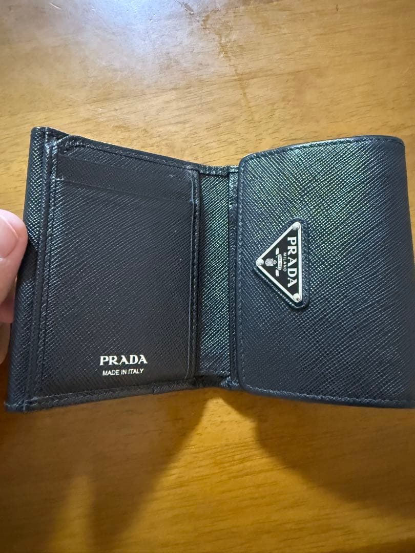 PRADA ブラック 三つ折り財布　サフィアーノ