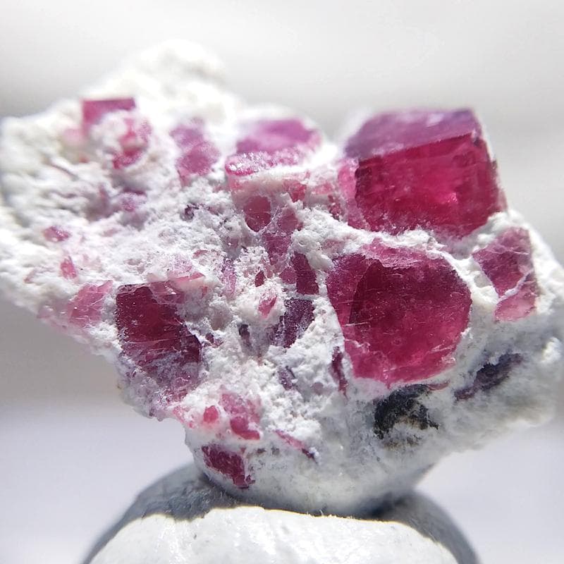 297 レッドベリル クラスター ビクスバイト レッドエメラルド 母岩付き 標本