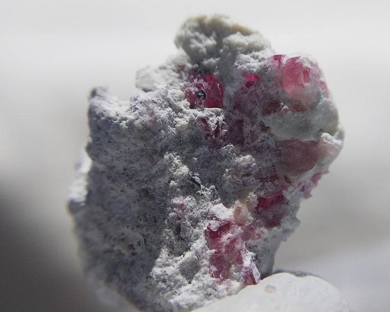 297 レッドベリル クラスター ビクスバイト レッドエメラルド 母岩付き 標本