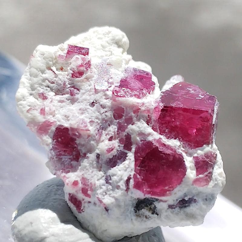 297 レッドベリル クラスター ビクスバイト レッドエメラルド 母岩付き 標本