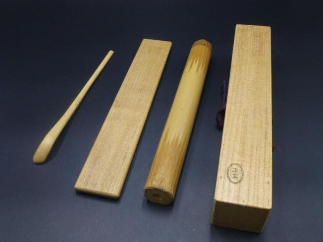 表千家十四代　而妙斎　自作茶杓／共箱・共筒／銘「初桜」／黒田正玄下削り