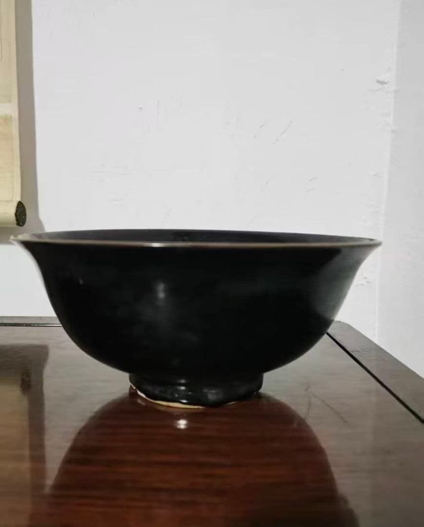 黒い茶碗 金色の縁取り