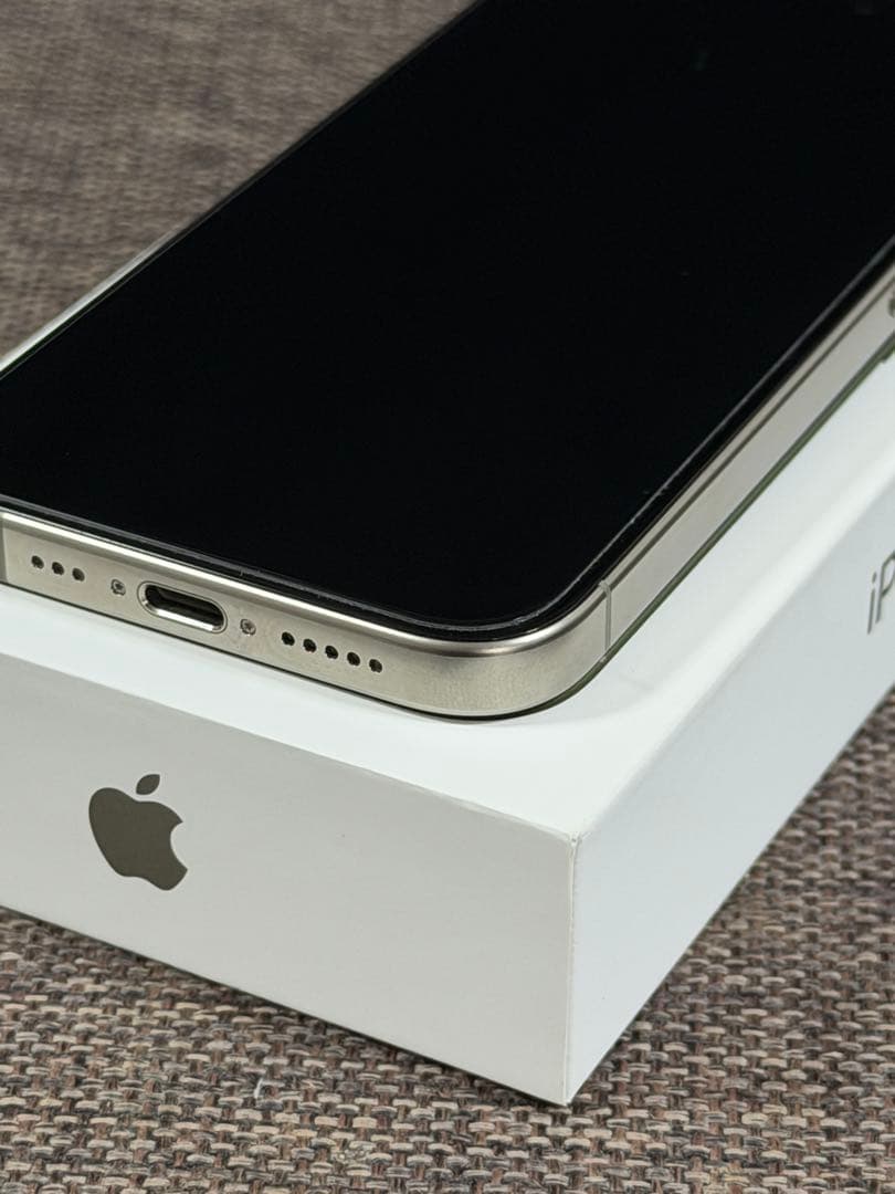 【極美品】iPhone15Pro 256GB SIMフリー 【純正ケース付】