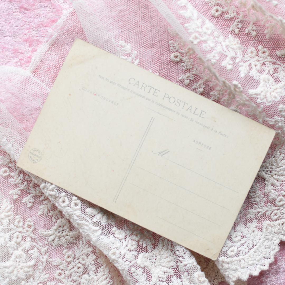 *アンティークポストカード　大きなお人形を抱く愛らしい少女