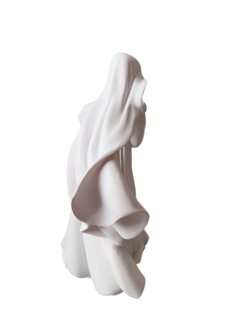 聖母マリアとイエスと天使の彫刻