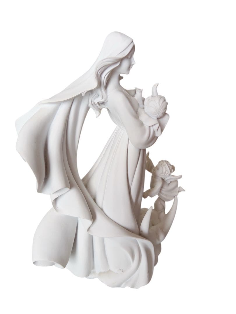 聖母マリアとイエスと天使の彫刻