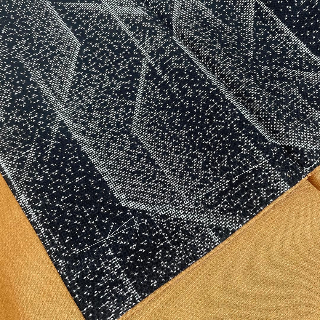 本場大島紬　純泥染　モダンな織柄