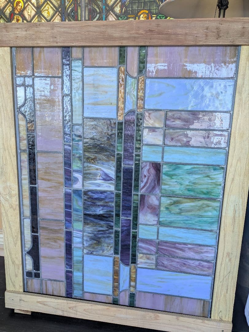 迫力108cm×76cm　静謐な彩りを宿す　ステンドグラス　ディスプレイ