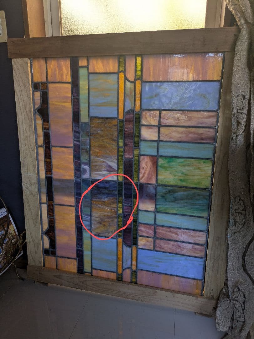 迫力108cm×76cm　静謐な彩りを宿す　ステンドグラス　ディスプレイ