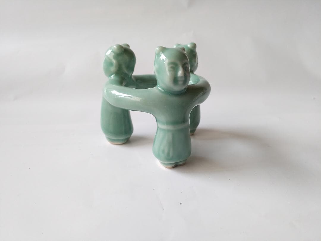 青磁 三閑人 三ツ人形 蓋置 陶芳 作 共箱 美品 です。