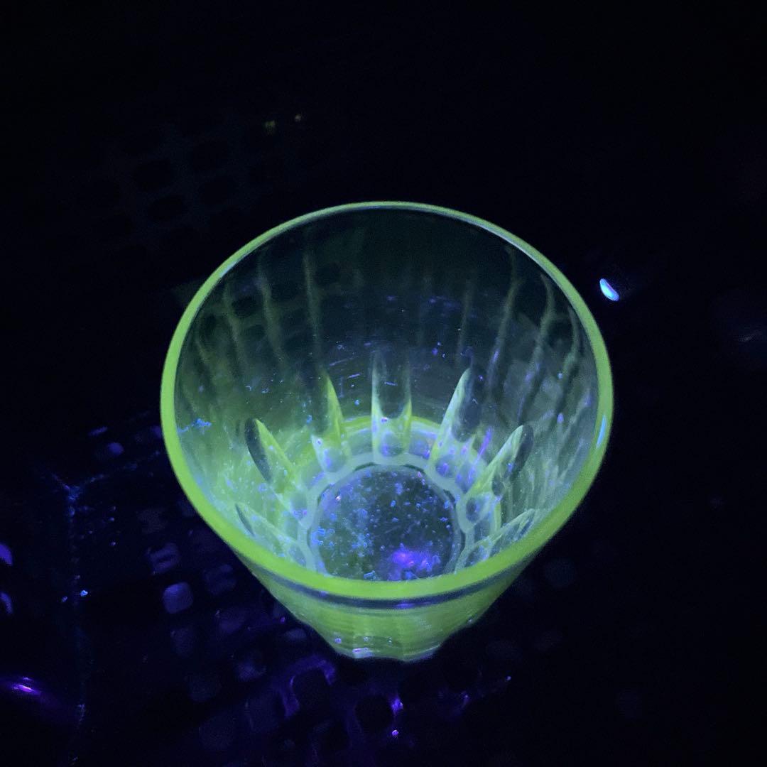 骨董　時代ガラス　希少　寸胴型　切子　水飲みコップ　ウランガラス　１客