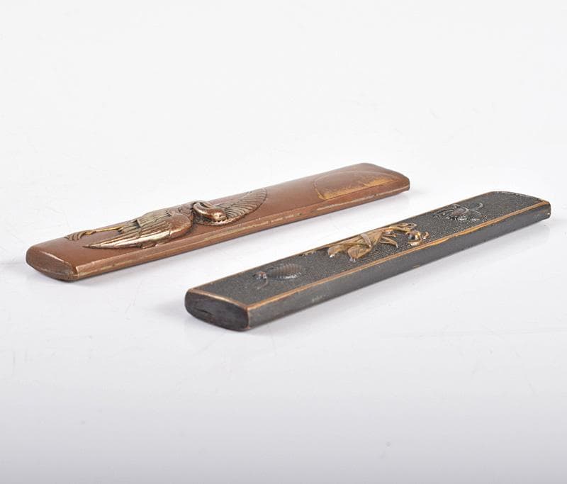 eyeknow74　古銅彫金　鶴図蟷螂図小柄2点　時代箱付　V　R3596