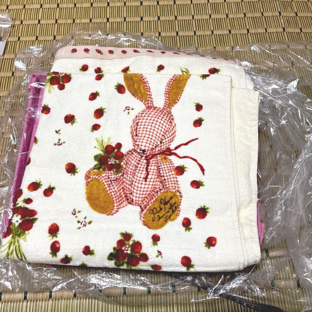 PINK HOUSE（ピンクハウス） バスタオル 苺・兎柄 クリーム色