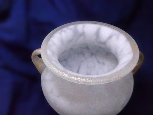 マーブル模様の持ち手付きガラス壺