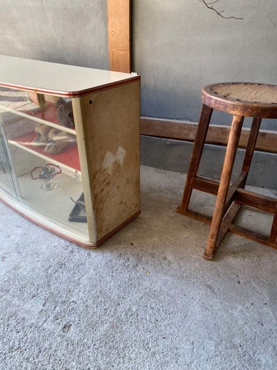 ビンテージ アールガラスの飾り棚