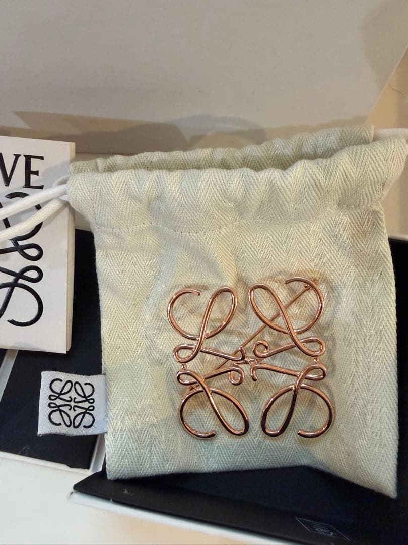 新品　ギフトラッピング付き　LOEWE アナグラム　ブローチ　ピンクゴールド