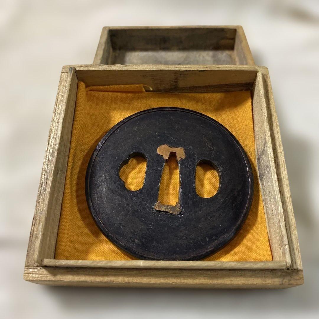 B–12 鍔　つば　鉄製　木箱付き　武具　刀装具　アンティーク　美術品　工芸品