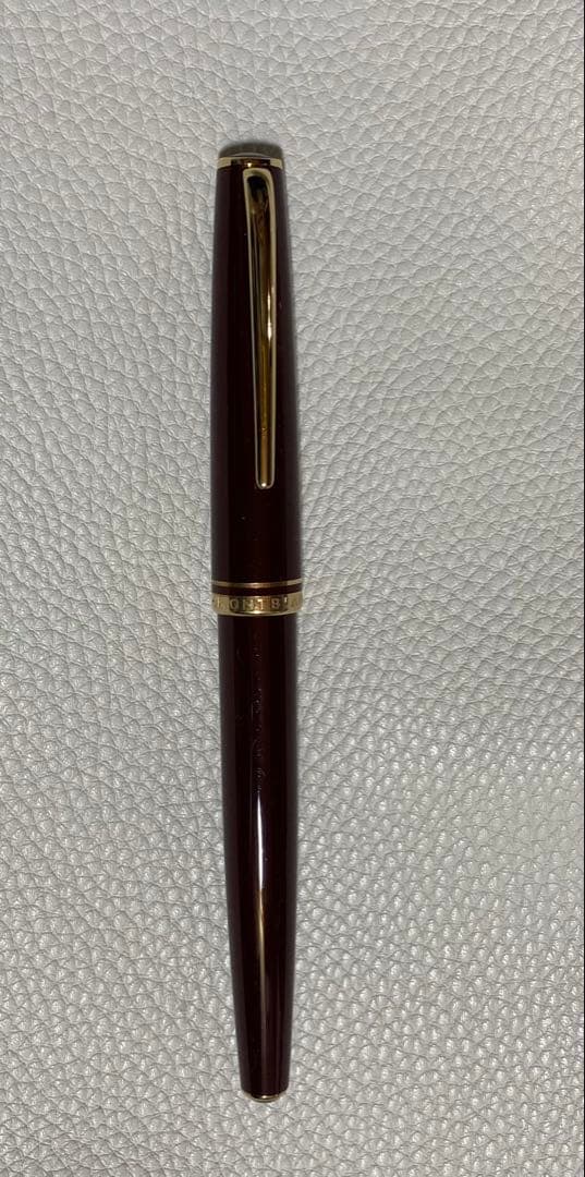 ペン先はF（細字）です。 本体に「F Germany」のシールが残っています。