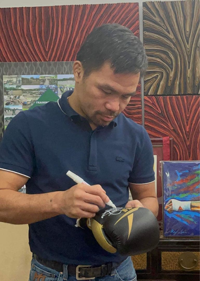 マニー・パッキャオのサイン入りボクシンググローブ