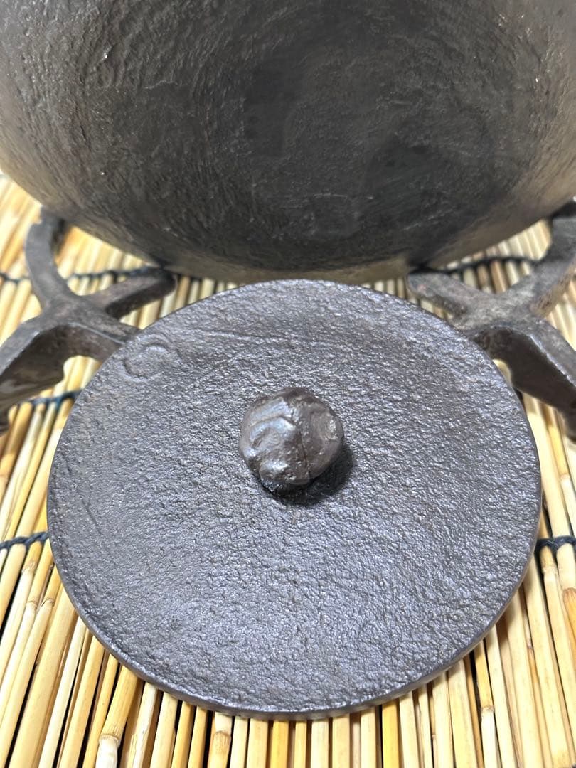 ＵＳＥＤ品 昭和期造　菊地保寿堂名人　菊池熊治作　１２型 梅文様 肩衝 南部鉄瓶