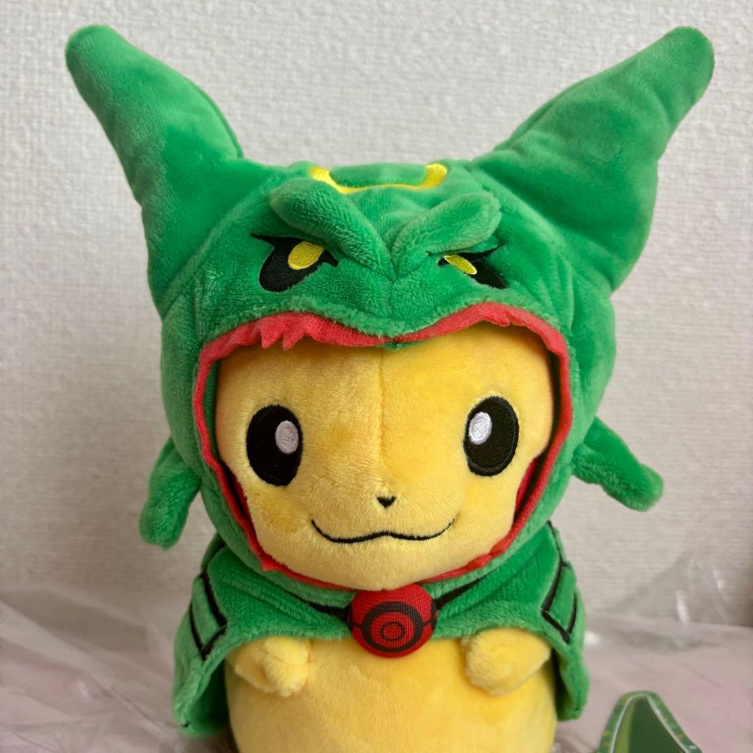 ポケモンセンター ぬいぐるみ レックウザのポンチョを着たピカチュウ