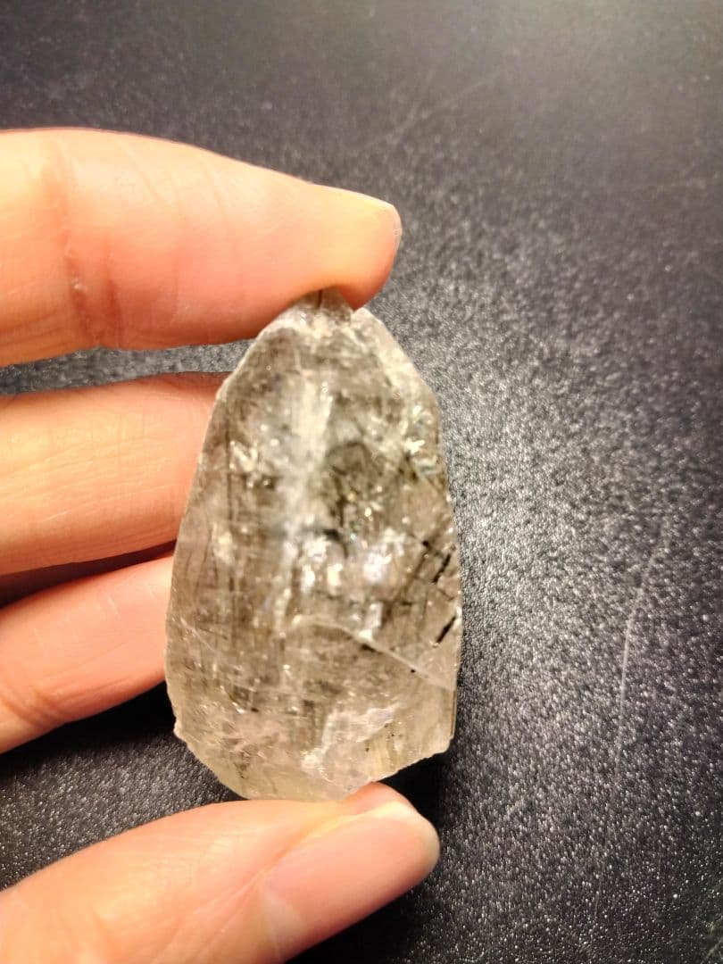 国産鉱物　山梨県　塩山竹森山　天然水晶　虹入り　トルマリン入り水晶　早い者勝ち