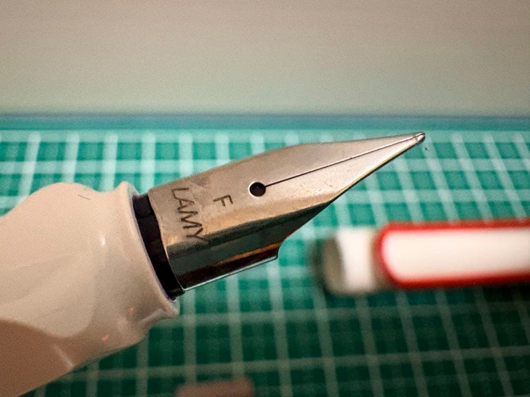 【匿名配送】LAMYサファリ限定ホワイト 万年筆 Fサイズ