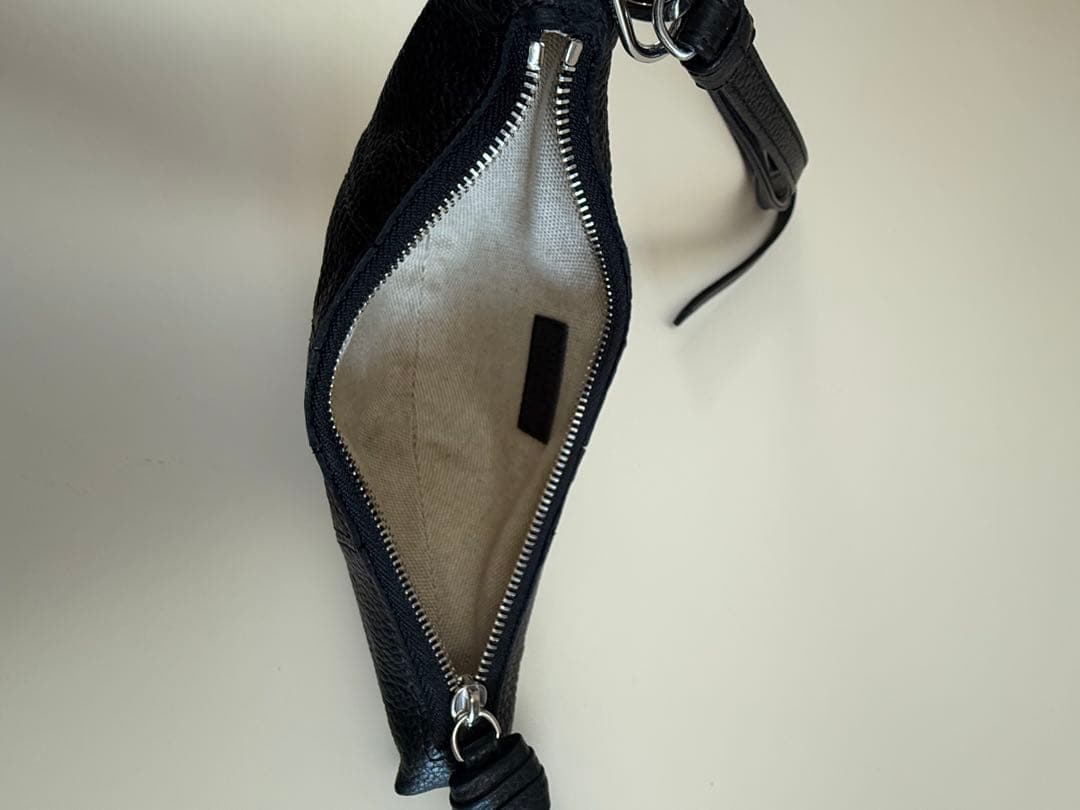 小物 CROSS-BODY CROISSANT COIN PURSE