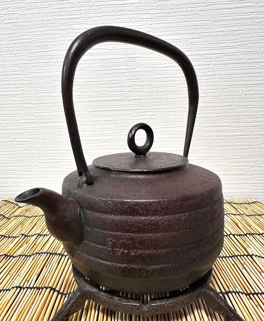 ＵＳＥＤ、良品　岩手県奥州 佐秋鋳造所 佐藤守巨造 真作保証　南部鉄瓶 南部鉄器