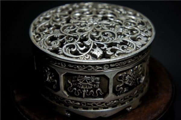 細密技巧！細工銀仕上製香炉 唐草蓋 八寶爐身 平底香爐 古道具