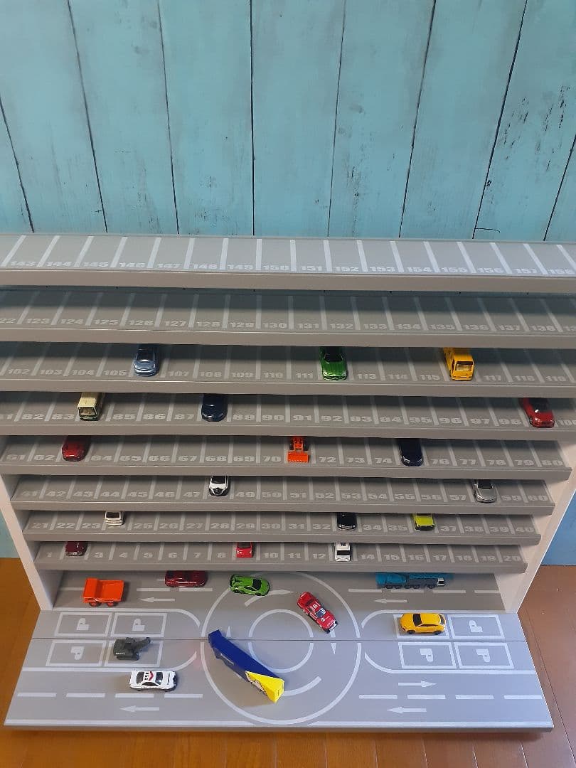 自作ミニカー収納棚9段168台ロータリー交差点付きトミカホットウィール