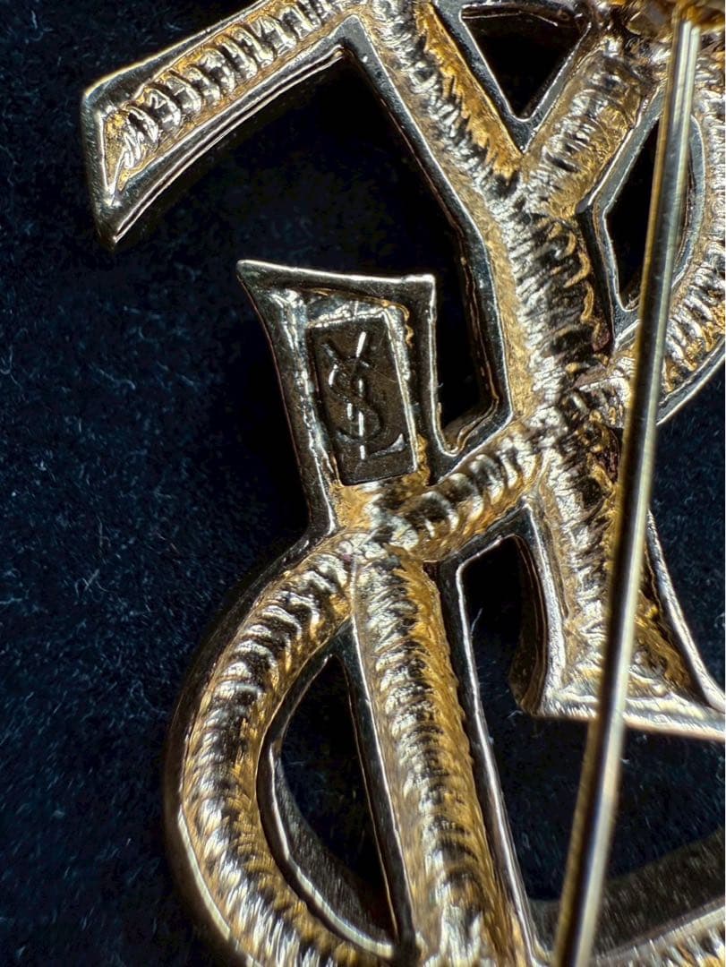 YVES SAINT LAURENT イブサンローラン ブローチ ロゴ 金色
