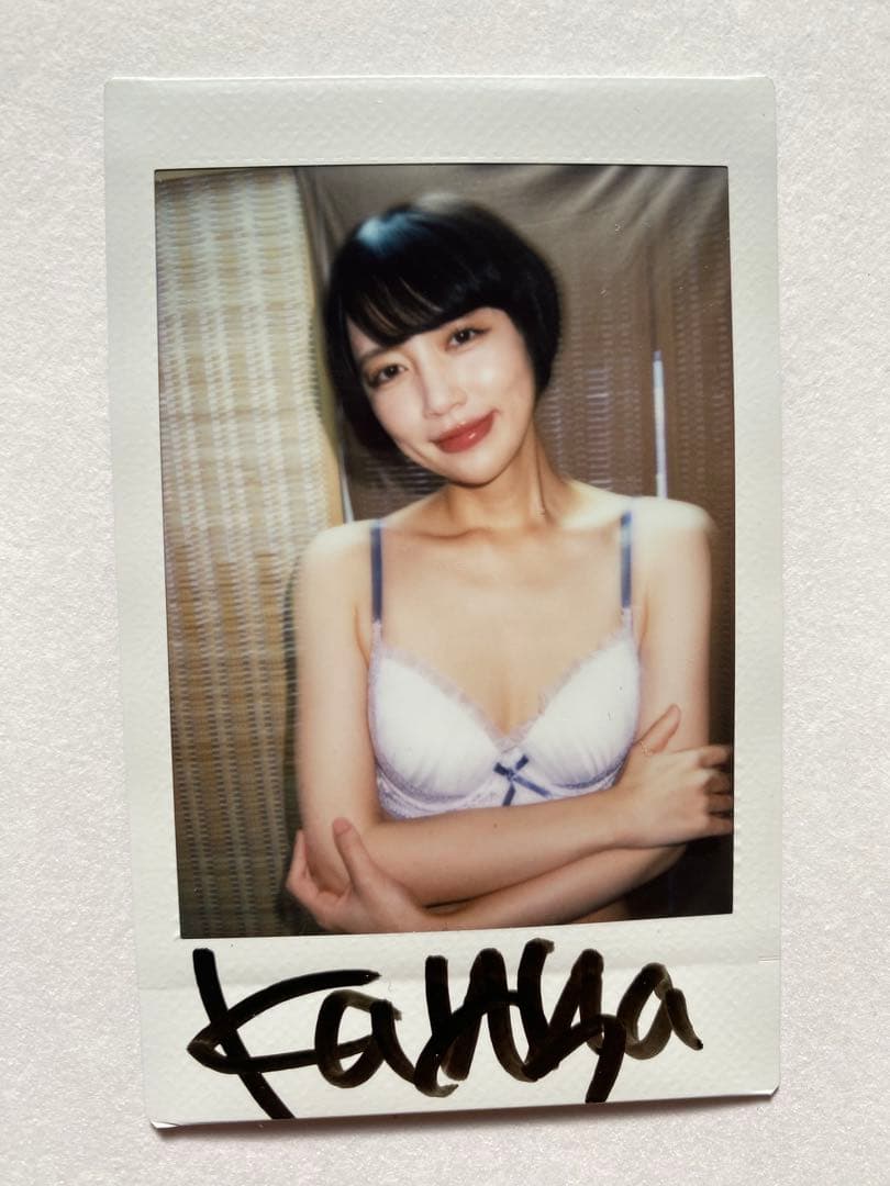 美咲かんな直筆サイン入りチェキ＋衣装