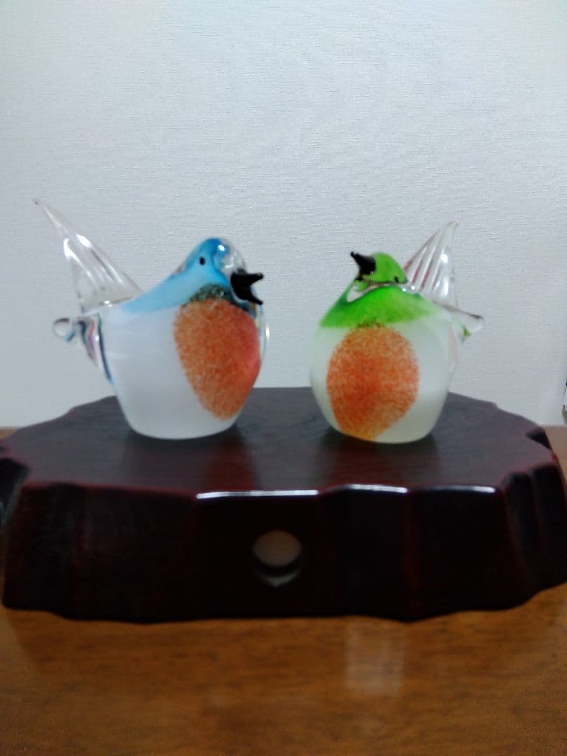 ガラス製の青緑の鳥の置物