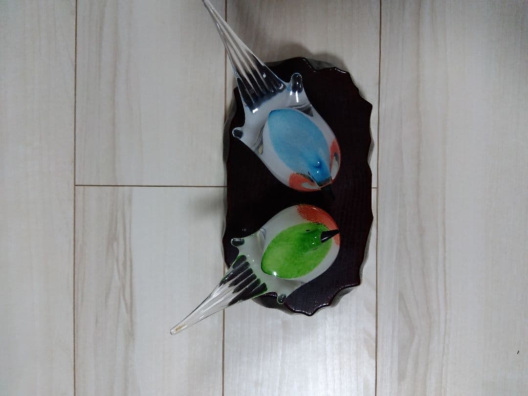 ガラス製の青緑の鳥の置物