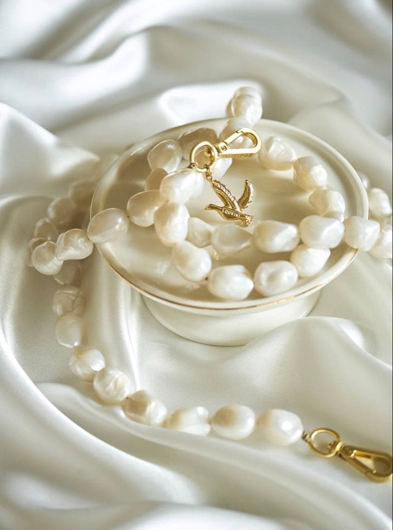 【美品】LOUVINI ルヴィニパリ　スマホチェーン　パール