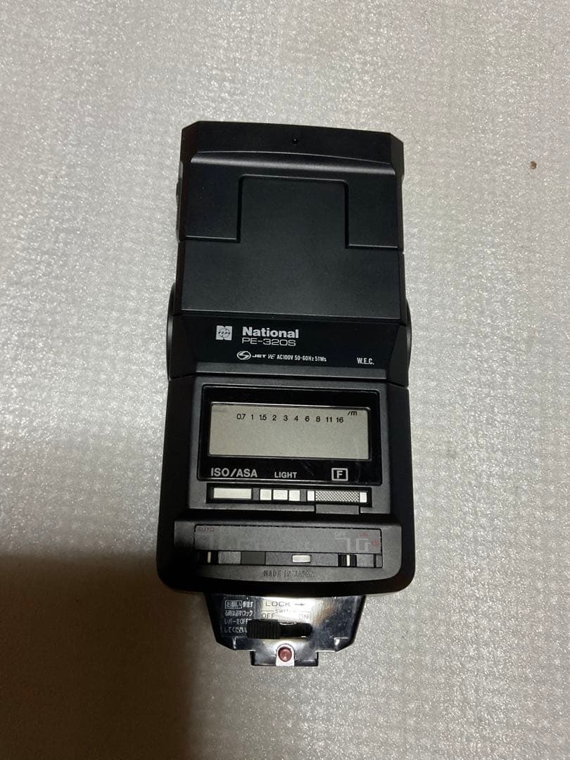 NIKOMAT・EL。一眼レフカメラ。ナショナルPE-32Sフラッシュ付き。