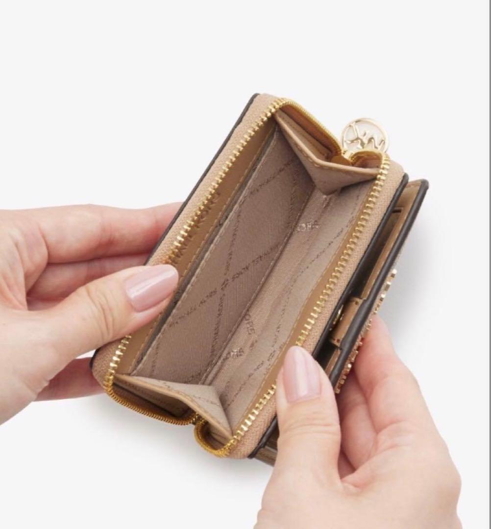【新品】マイケルコース　二つ折財布　ジップ チャーム ウォレットミディアム