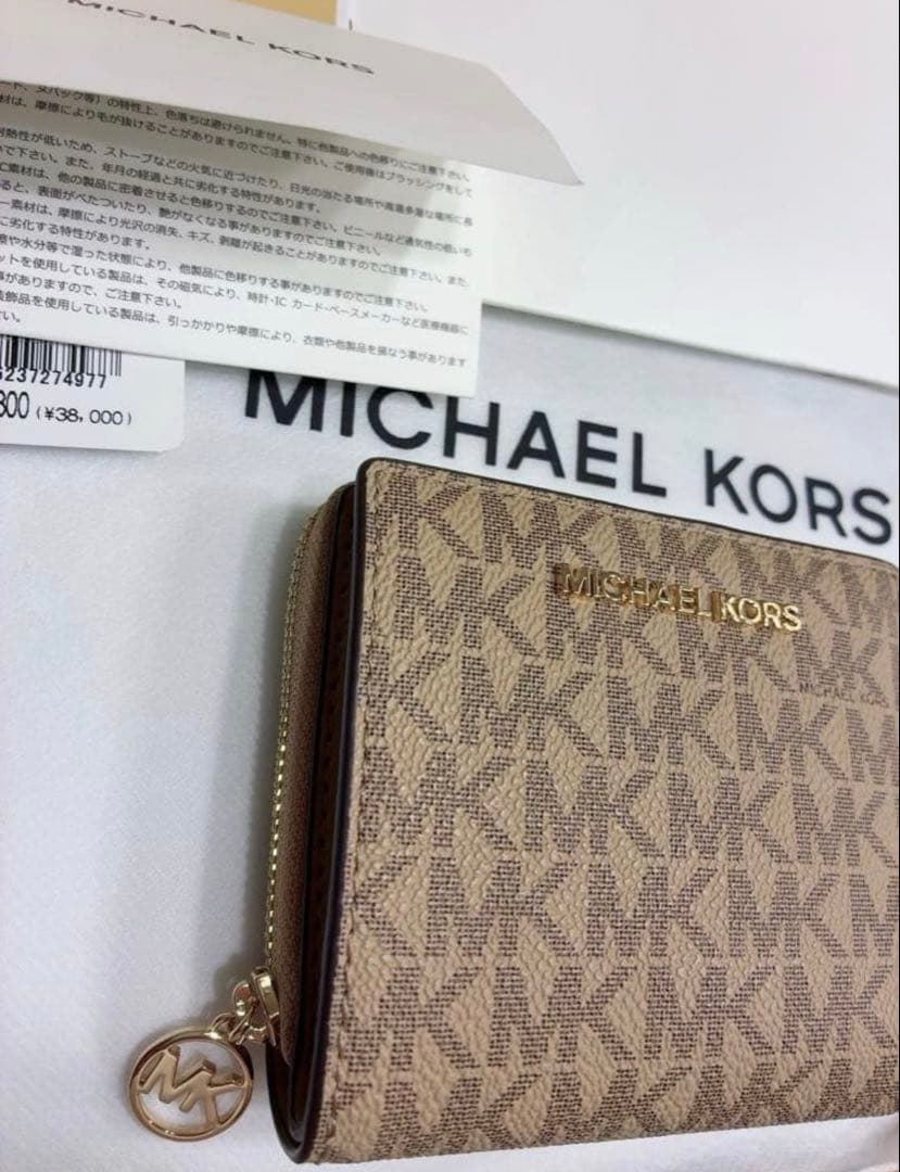 【新品】マイケルコース　二つ折財布　ジップ チャーム ウォレットミディアム
