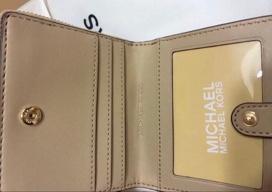 【新品】マイケルコース　二つ折財布　ジップ チャーム ウォレットミディアム