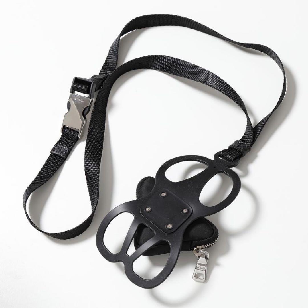 PRADA(プラダ) Re-Nylon三角ポーチ付スマホストラップ ブラック新品