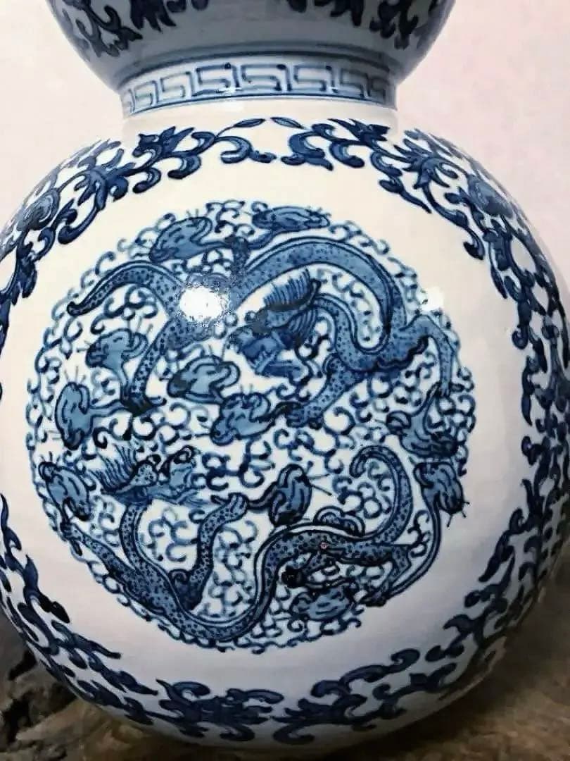 中国仏教美術 景徳鎮 大清乾隆年製 染付 多龍遊雲草花紋 瓢箪型 花瓶