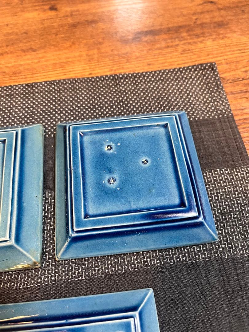 珉平焼 瑠璃釉 小皿 角皿 青 網代文に蔦 豆皿 淡路焼・アンティーク・美術品