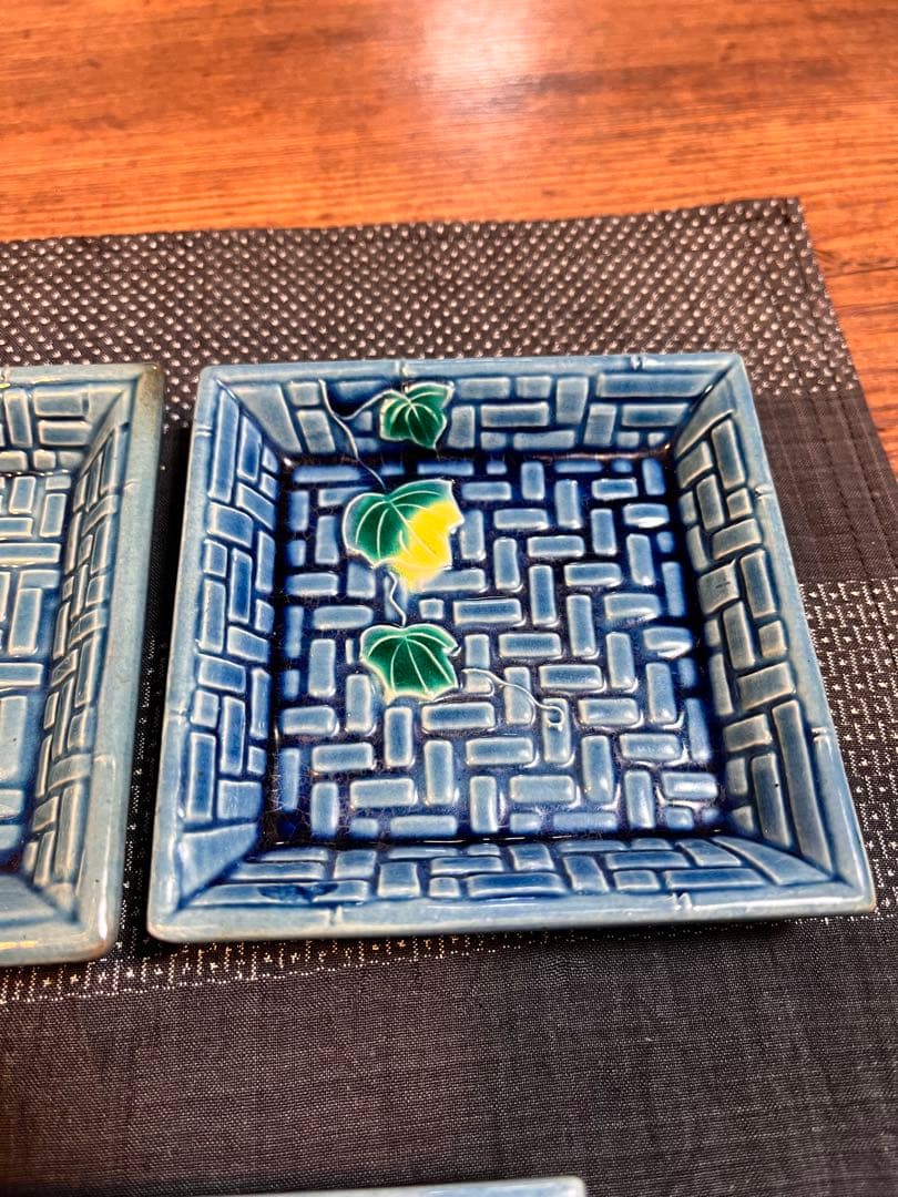 珉平焼 瑠璃釉 小皿 角皿 青 網代文に蔦 豆皿 淡路焼・アンティーク・美術品