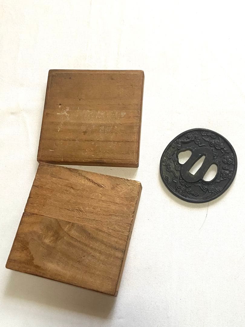 鍔つば　雲と龍の彫刻　箱あり