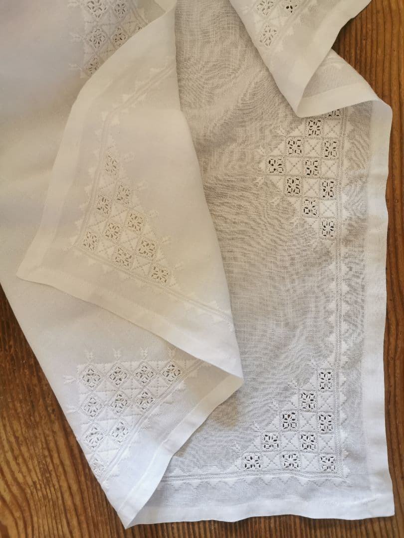 アンティーク ハーダンガー風 盛上げ＆透かし手刺繍クロス とろみのある上質リネン