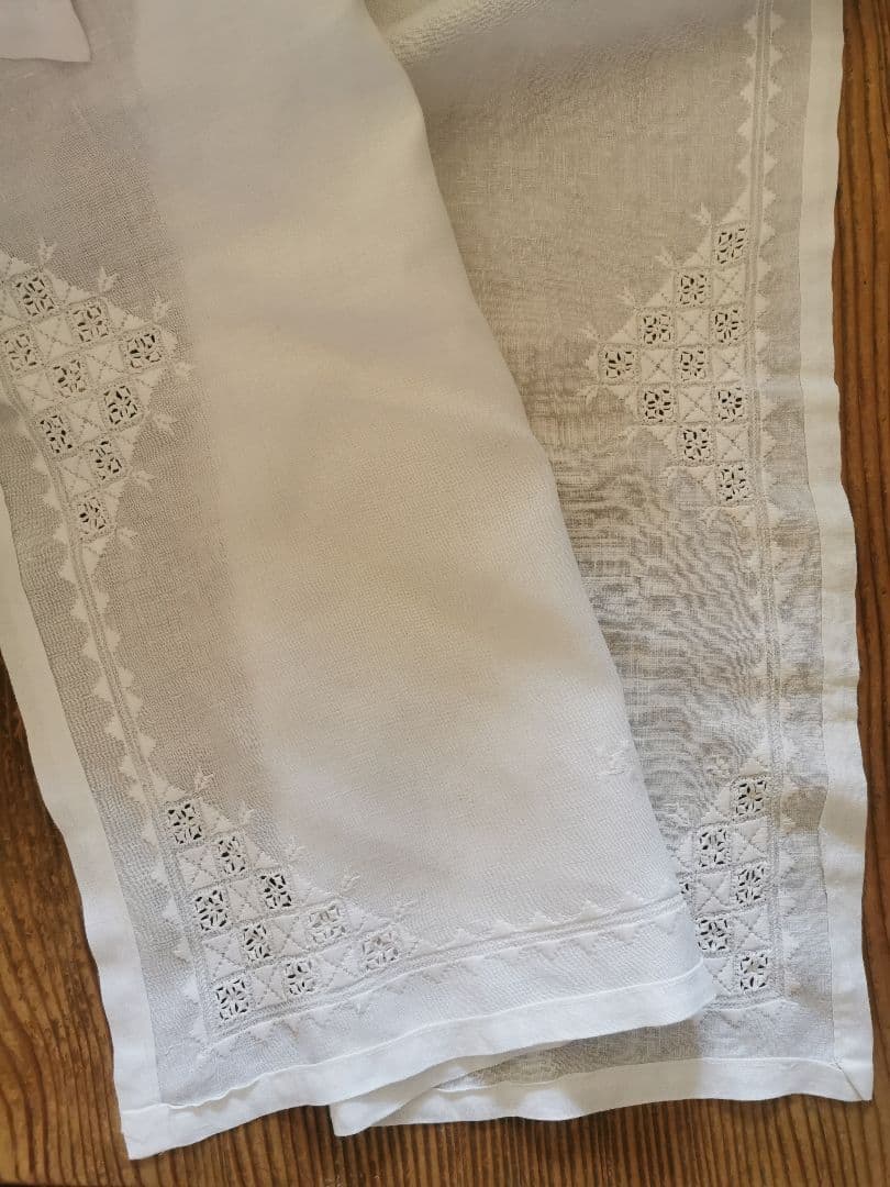 アンティーク ハーダンガー風 盛上げ＆透かし手刺繍クロス とろみのある上質リネン