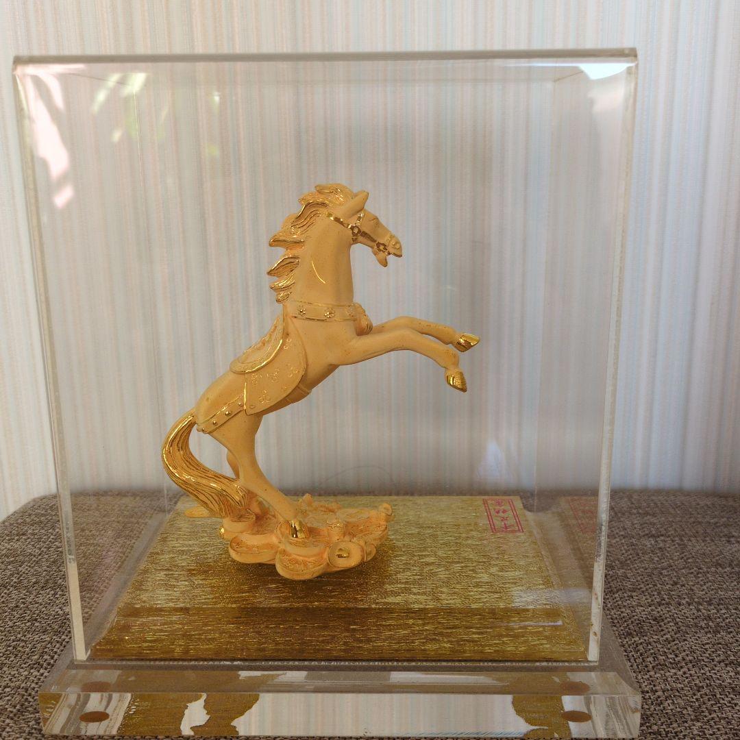 金色の馬の彫刻 アクリルケース入り