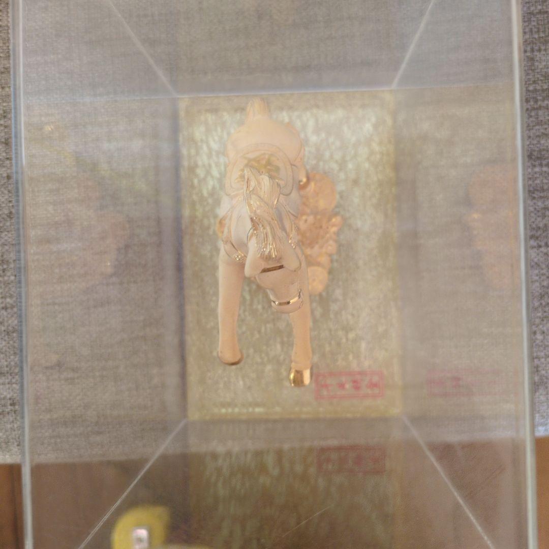 金色の馬の彫刻 アクリルケース入り