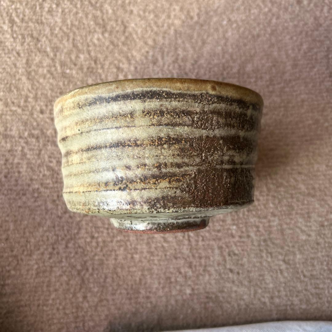 ストライプ模様の茶碗 赤黒